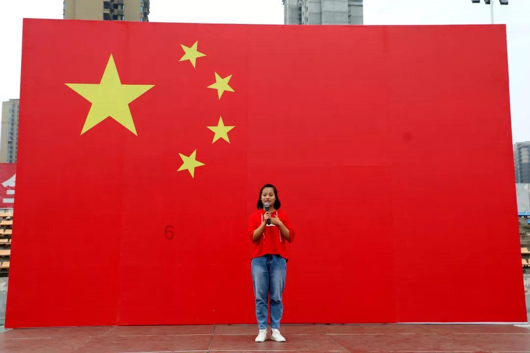 救援时尚的女孩