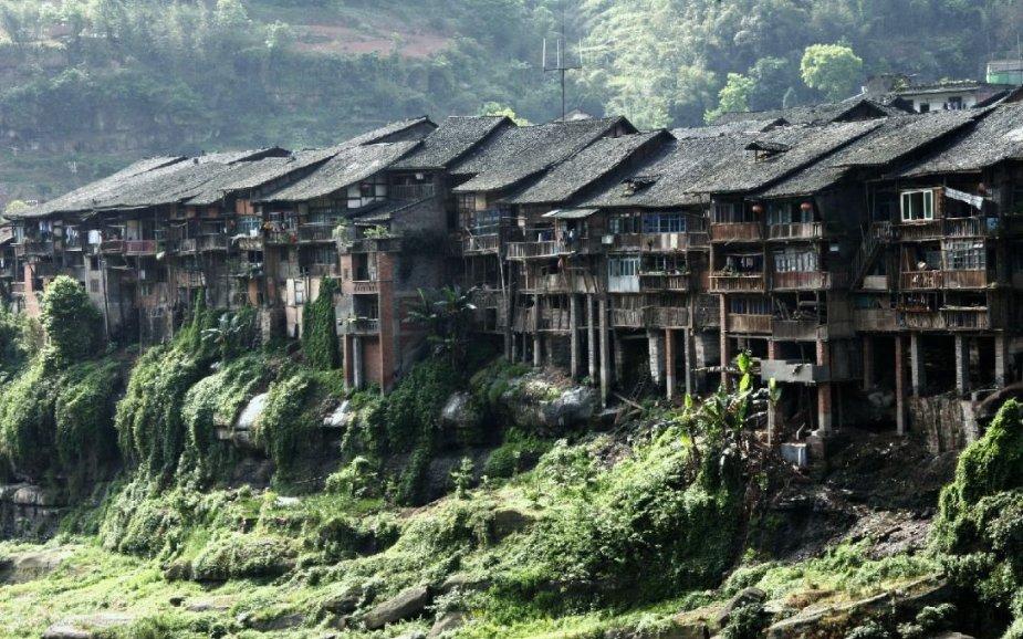 南宁一家四口桥下玩耍突遇山洪被困，被路人救出，突遇山洪该如何应对？游戏画面